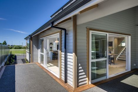 Photo of property in 71 Oak Road, Poraiti, Napier, 4112