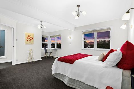 Photo of property in 31 Royal View Road, Te Atatu South, Auckland, 0610