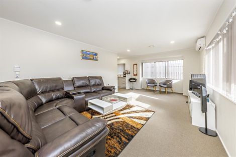 Photo of property in 2/23 Lowburn Place, Clover Park, Auckland, 2019