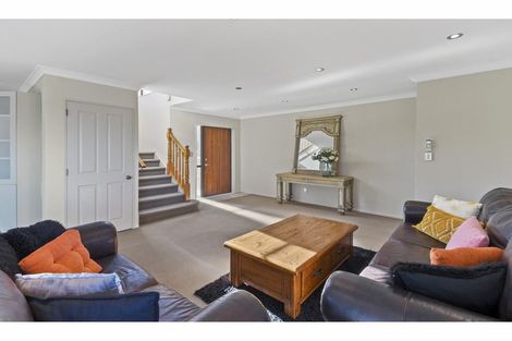 Photo of property in 32 Piper Place, Goodwood Heights, Auckland, 2105
