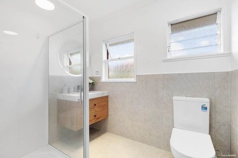 Photo of property in 1/33 Knightsbridge Drive, Forrest Hill, Auckland, 0620