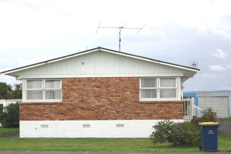 Photo of property in 2/126 Te Atatu Road, Te Atatu South, Auckland, 0610