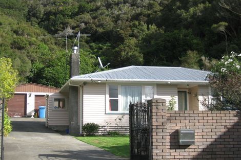 Photo of property in 15 Shackleton Grove, Stokes Valley, Lower Hutt, 5019