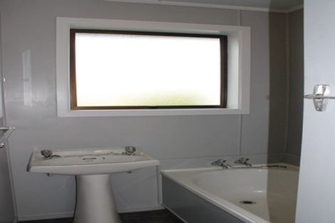 Photo of property in 18 Kilmarnock Street, Wallacetown, 9816