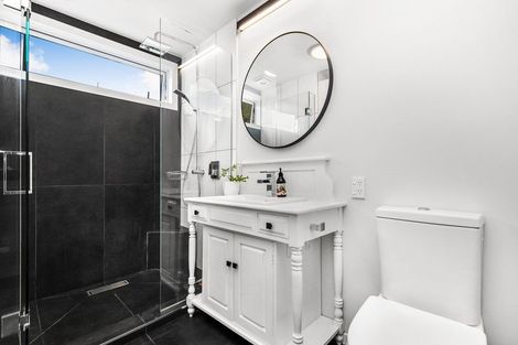 Photo of property in 24 Holiday Road, Stanmore Bay, Whangaparaoa, 0932