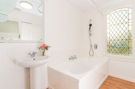 Photo of property in 27 Marine Parade, Macandrew Bay, Dunedin, 9014