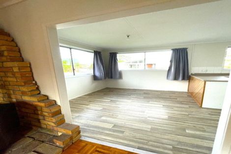 Photo of property in 28 Easton Park Parade, Glenfield, Auckland, 0629