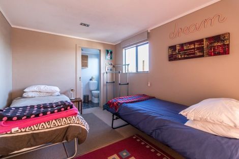 Photo of property in 13 Brooker Grove, Newlands, Wellington, 6037