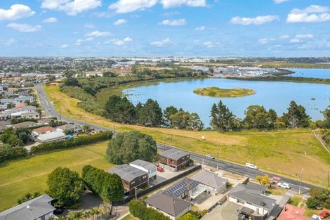 Photo of property in 2/141 Wallace Road, Mangere Bridge, Auckland, 2022