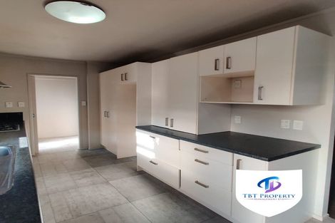 Photo of property in 2/41 Challen Close, Conifer Grove, Takanini, 2112