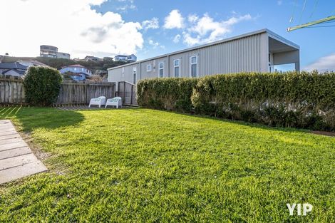 Photo of property in 1a Bennett Grove, Newlands, Wellington, 6037