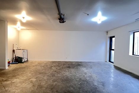 Photo of property in 8a Eske Place, Highland Park, Auckland, 2010