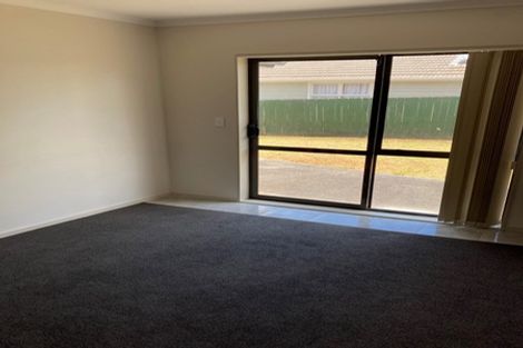 Photo of property in 5 Burton's Drive, Swanson, Auckland, 0614