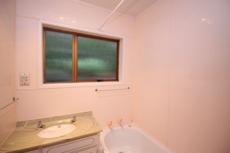 Photo of property in 1/404 Glenfield Road, Glenfield, Auckland, 0629