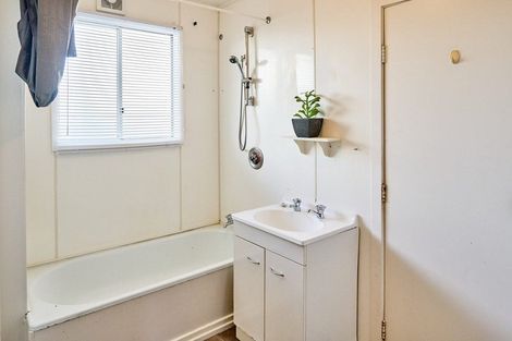 Photo of property in 2/35 Mana Esplanade, Paremata, Porirua, 5026