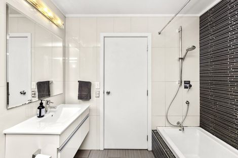 Photo of property in 33 Whaanga Road, Raglan, 3297