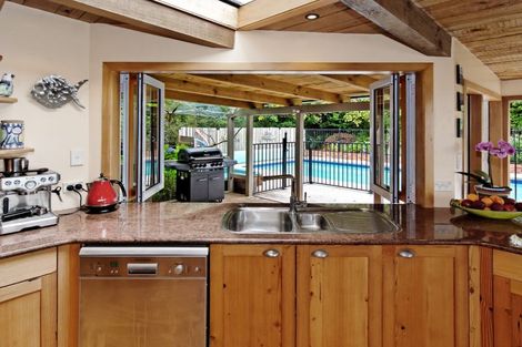 Photo of property in 10 Kohu Road, Titirangi, Auckland, 0604