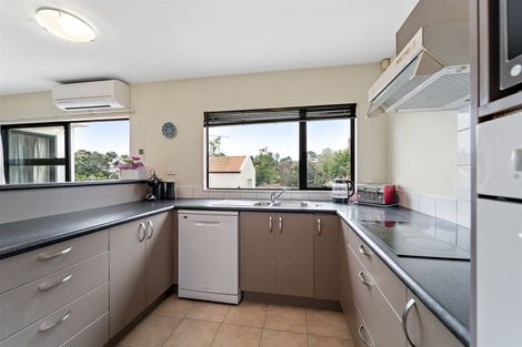 Photo of property in 16 Landvale Court, Browns Bay, Auckland, 0630