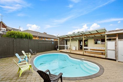 Photo of property in 56 Makora Road, Massey, Auckland, 0614