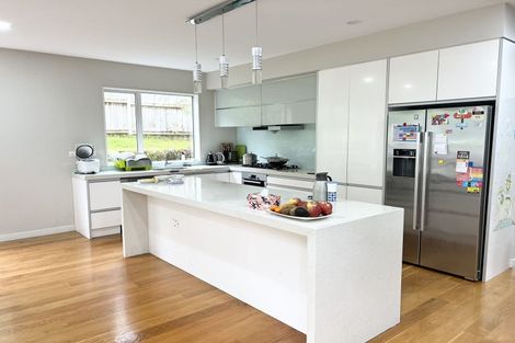 Photo of property in 68 Harrowglen Drive, Northcross, Auckland, 0630