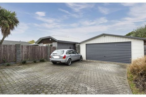 Photo of property in 17 Honeysuckle Place, Northcote, Christchurch, 8052