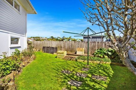 Photo of property in 12 Kinapori Terrace, Newlands, Wellington, 6037