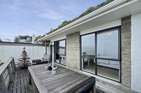 Photo of property in 123 Marine Parade, Seatoun, Wellington, 6022