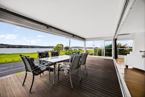 Photo of property in 70 Kiwi Esplanade, Mangere Bridge, Auckland, 2022