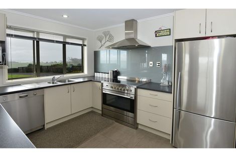 Photo of property in 7 Kaipara Lake Road, South Head, Helensville, 0874