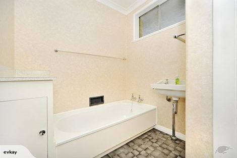 Photo of property in 2 Nairn Crescent, Awapuni, Palmerston North, 4412