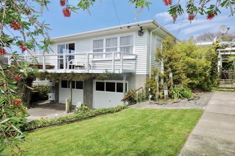 Photo of property in 13 Redwood Avenue, Tawa, Wellington, 5028