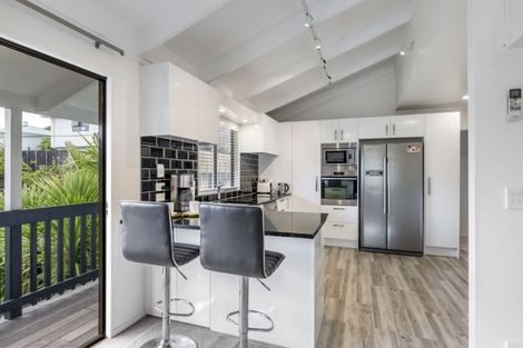 Photo of property in 2/660 Beach Road, Browns Bay, Auckland, 0630