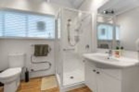 Photo of property in 1/2 Edwards Avenue, Henderson, Auckland, 0610