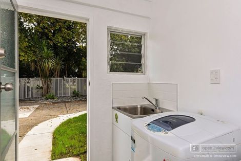 Photo of property in 2/240 Forrest Hill Road, Forrest Hill, Auckland, 0620