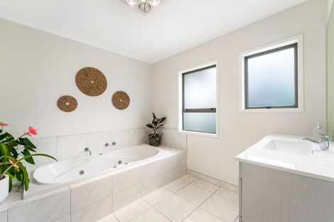 Photo of property in 27 Macnay Way, Murrays Bay, Auckland, 0630