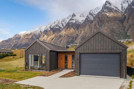 Photo of property in 16 Kinross Lane, Jacks Point, Queenstown, 9371