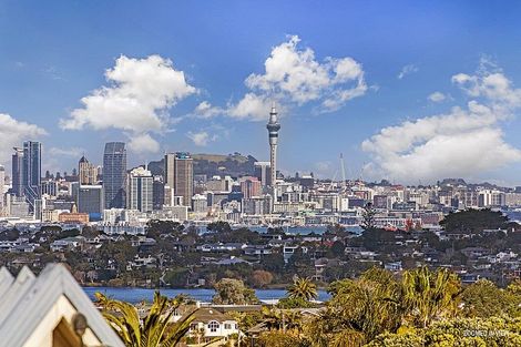 Photo of property in 2/49 Seaview Road, Castor Bay, Auckland, 0620