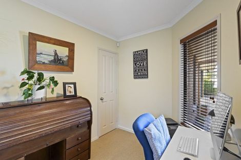 Photo of property in 6 Royal Heights, Glen Avon, New Plymouth, 4312