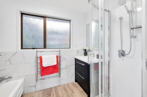 Photo of property in 4 St Catherine Crescent, West Harbour, Auckland, 0618