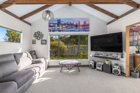 Photo of property in 19 Pehi Kupa Street, Waikanae, 5036