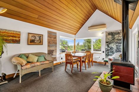 Photo of property in 1/51 Quinns Road, Waiatarua, Auckland, 0612