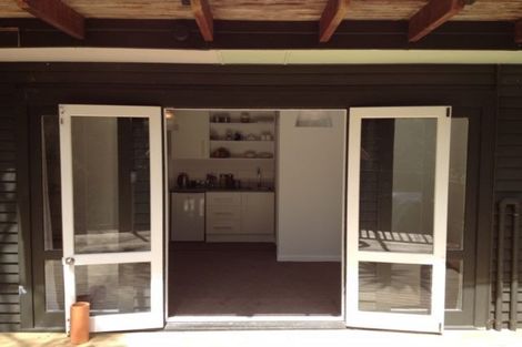 Photo of property in 17 Howard Road, Northcote, Auckland, 0627