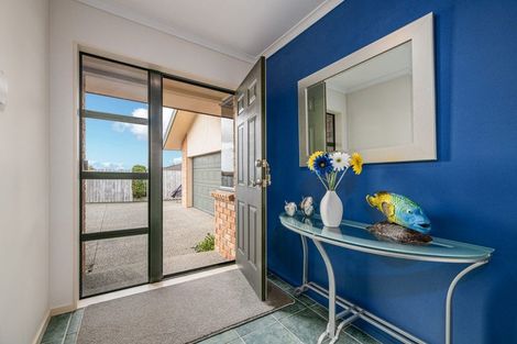 Photo of property in 4 Chardonnay Rise, Henderson, Auckland, 0612