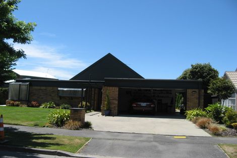 Photo of property in 17 Brockhall Lane, Avonhead, Christchurch, 8042