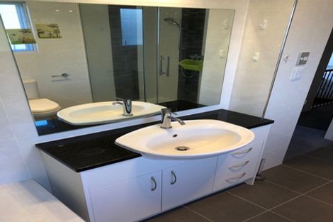 Photo of property in 2/63 Pupuke Road, Birkenhead, Auckland, 0627