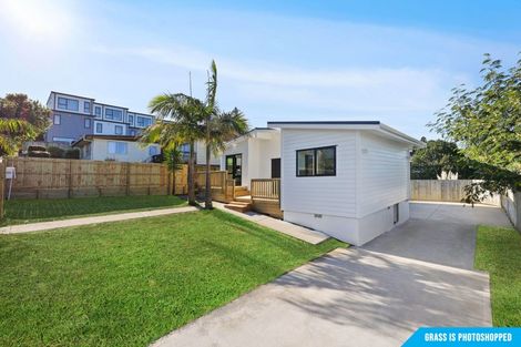 Photo of property in 13 Cedar Heights Avenue, Massey, Auckland, 0614