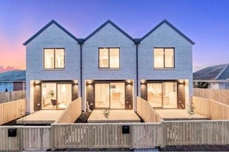 Photo of property in 2/60 Yeovil Road, Te Atatu Peninsula, Auckland, 0610