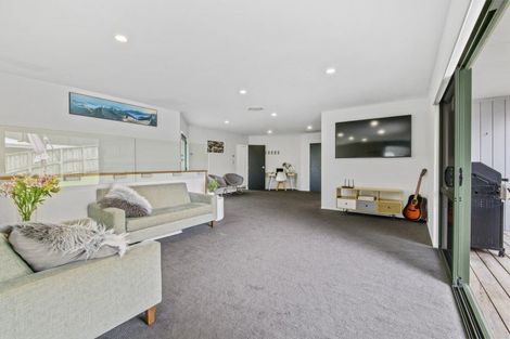 Photo of property in 184b Whangaparaoa Road, Red Beach, 0932