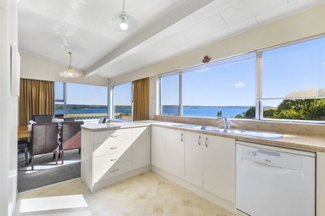 Photo of property in 10 Naera Place, Kawaha Point, Rotorua, 3010