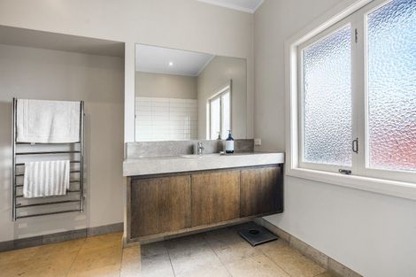 Photo of property in 1 Maungakiekie Avenue, Greenlane, Auckland, 1051